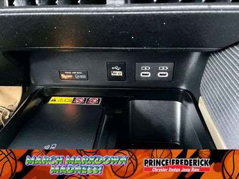 Used 2025 Toyota Camry SE w/ Convenience Package image 27