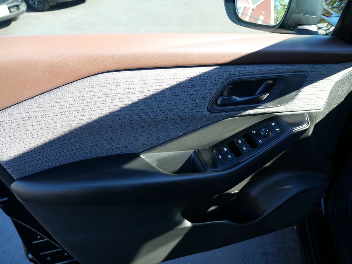 Used 2023 Nissan Rogue S AWD/4WD image 14