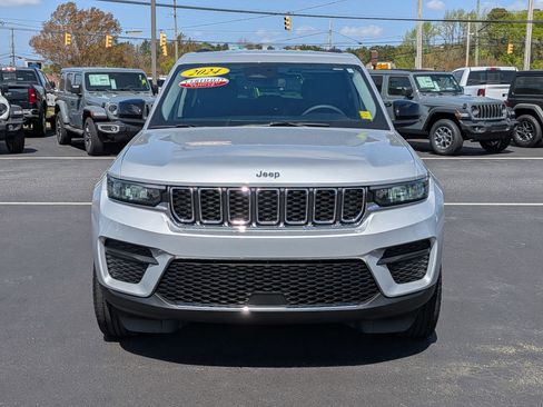 Certified 2024 Jeep Grand Cherokee Laredo image 8