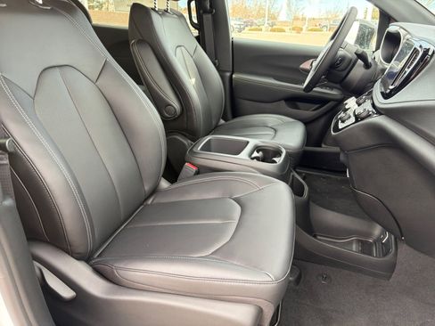 New 2026 Chrysler Pacifica Select image 34