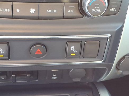 Used 2017 Nissan Titan SV image 24