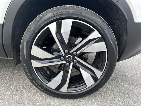 Used 2025 Volvo XC40 B5 Plus image 33