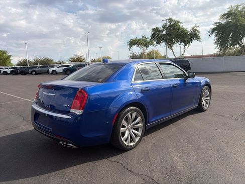 Used 2018 Chrysler 300 Touring w/ Chrome Appearance Package RWD image 5
