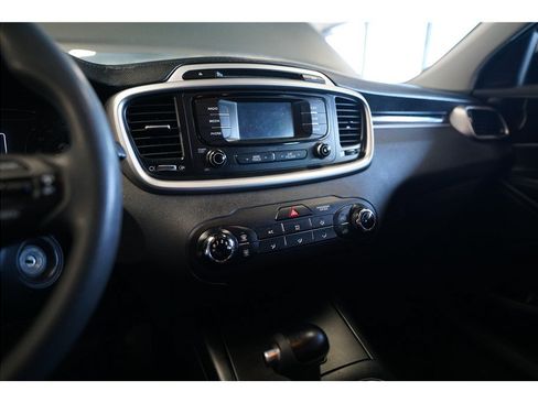 Used 2017 Kia Sorento LX FWD image 19