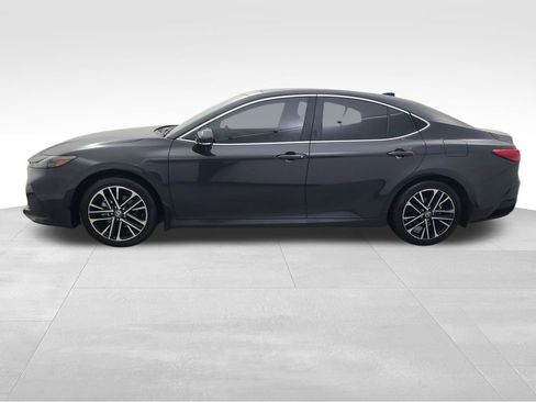 Used 2025 Toyota Camry XLE w/ Premium Plus Package image 9