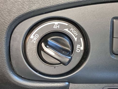 Used 2022 Nissan Frontier SV AWD/4WD image 15