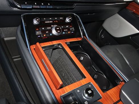 Used 2024 Lincoln Navigator L Reserve AWD/4WD image 18