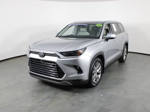 Used 2024 Toyota Grand Highlander FWD image 1