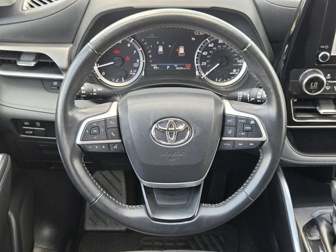 Used 2025 Toyota Highlander LE FWD image 15