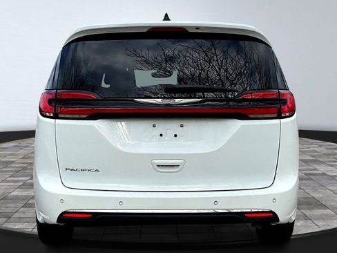 Used 2023 Chrysler Pacifica Touring-L FWD image 5