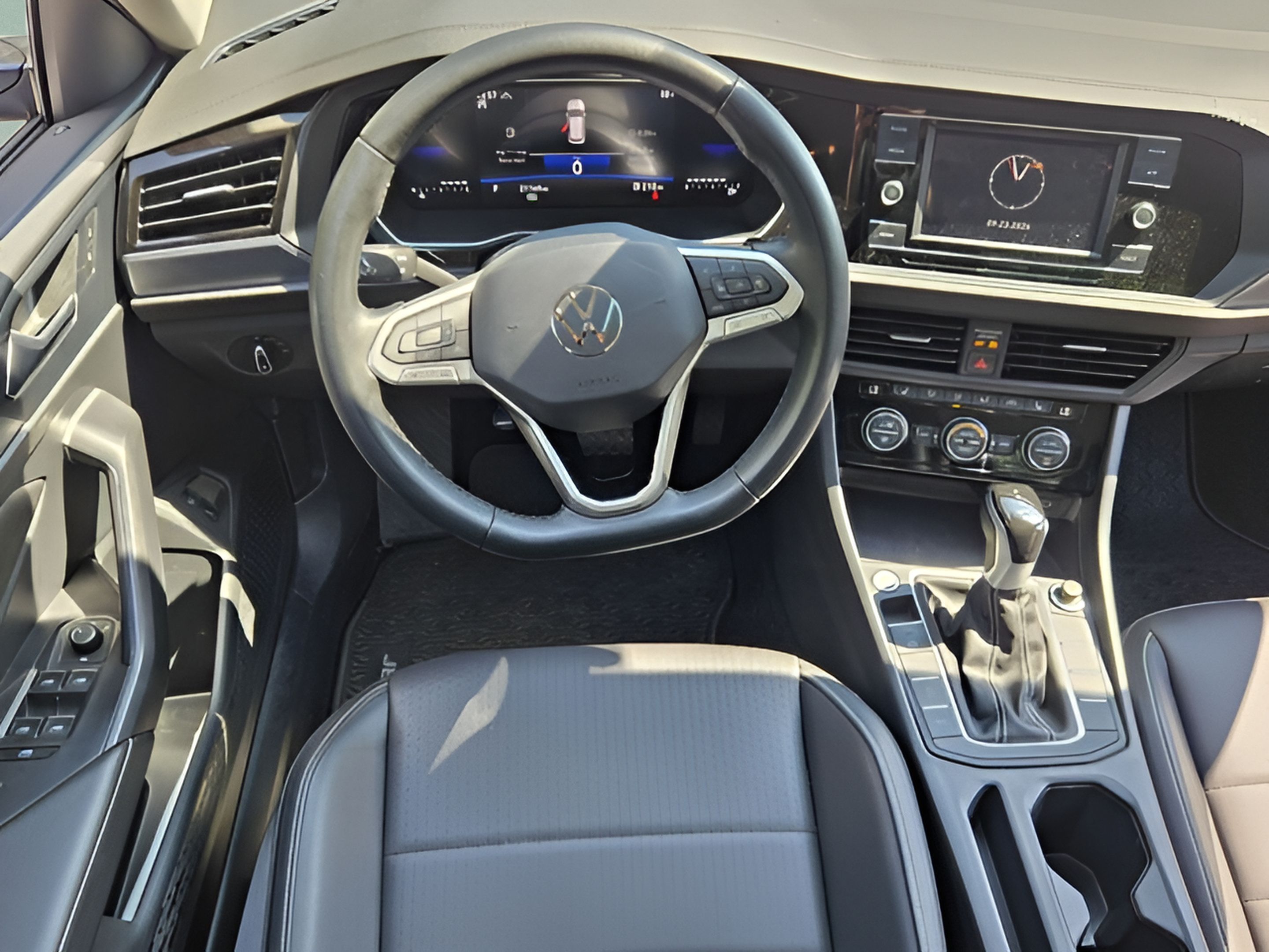 Used 2024 Volkswagen Jetta SE w/ Panoramic Sunroof Package FWD image 10
