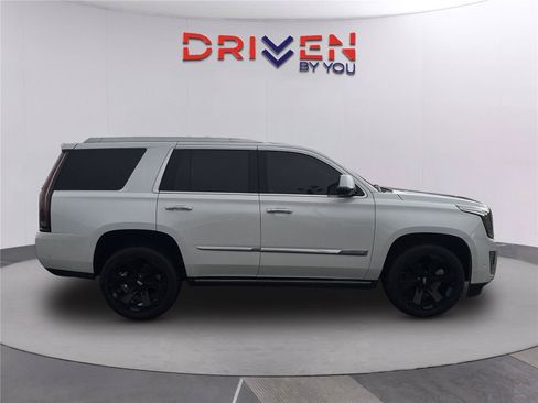 Used 2020 Cadillac Escalade Premium Luxury AWD/4WD image 3