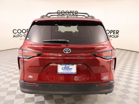 Used 2022 Toyota Sienna XLE FWD image 23