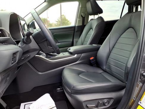 Used 2024 Toyota Highlander XLE image 16