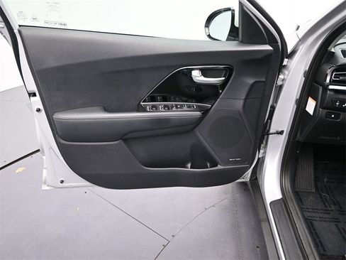 Used 2020 Kia Niro EX Premium image 17