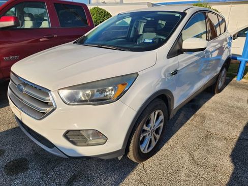 Used 2017 Ford Escape SE FWD image 3