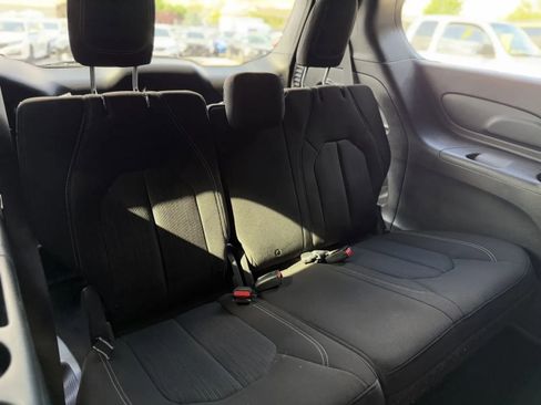 Used 2021 Chrysler Pacifica Touring w/ Uconnect Theater Family Group image 17