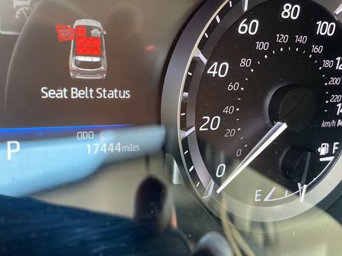 Used 2023 Toyota Highlander LE AWD/4WD image 3