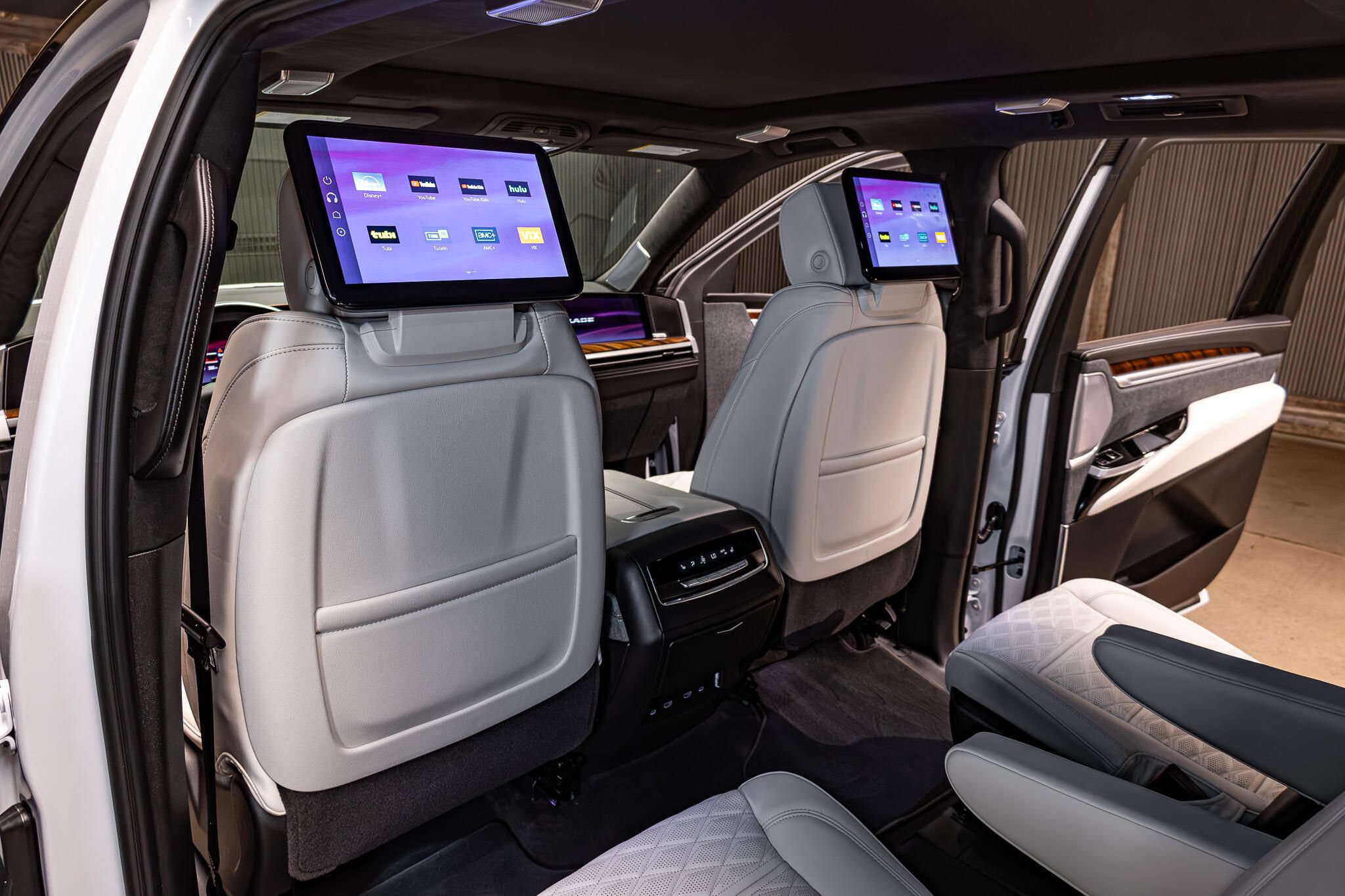 Used 2026 Cadillac Escalade ESV Platinum Sport w/ LPO, ONYX Package AWD/4WD image 23