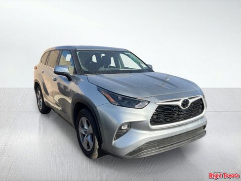 Certified 2025 Toyota Highlander LE FWD image 7