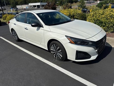 Used 2025 Nissan Altima 2.5 SV FWD image 7