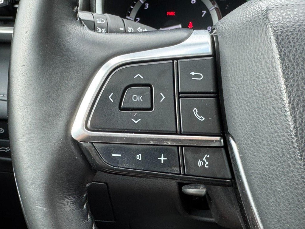 Used 2020 Toyota Highlander XLE AWD/4WD image 27
