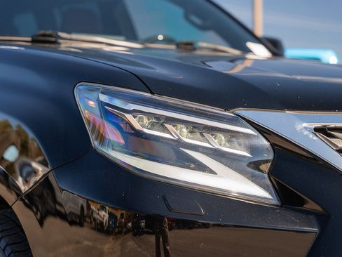 Used 2023 Lexus GX 460 Premium w/ Premium Package image 9