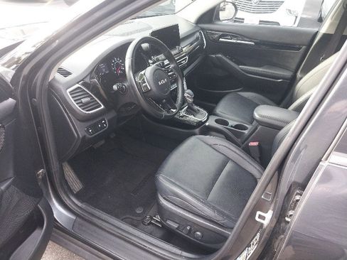 Used 2022 Kia Seltos EX image 9