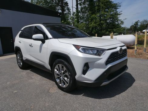 Used 2019 Toyota RAV4 Limited w/ Advanced Technology Package AWD/4WD image 3