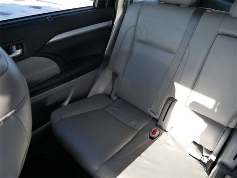 Used 2015 Toyota Highlander XLE image 17