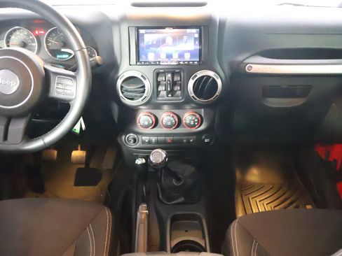 Used 2016 Jeep Wrangler Unlimited Sahara w/ Connectivity Group AWD/4WD image 30