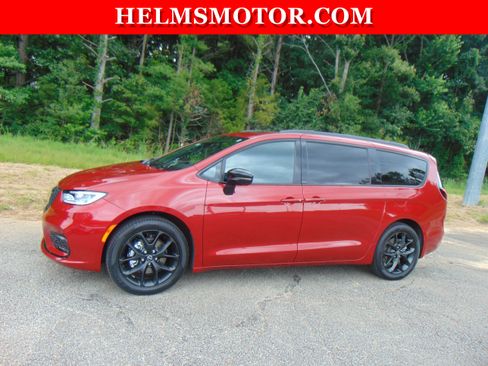 Certified 2025 Chrysler Pacifica Limited FWD image 6