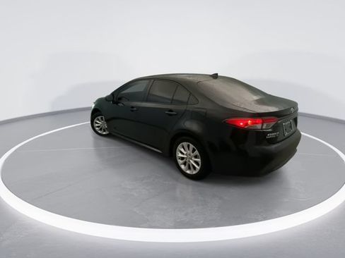 Used 2021 Toyota Corolla LE w/ LE Convenience Package FWD image 4