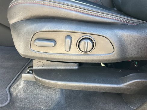 Used 2023 Chevrolet Traverse RS image 17