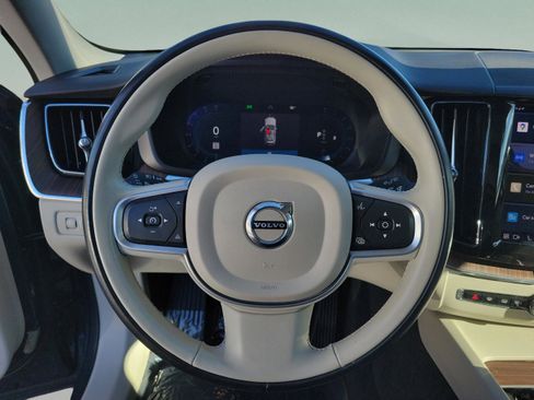 Used 2022 Volvo XC60 B5 Momentum w/ Protection Package Premier image 17