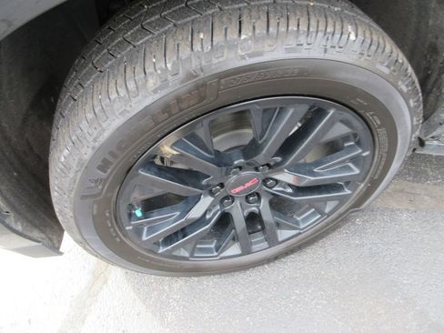 Used 2023 GMC Yukon XL SLT AWD/4WD image 14