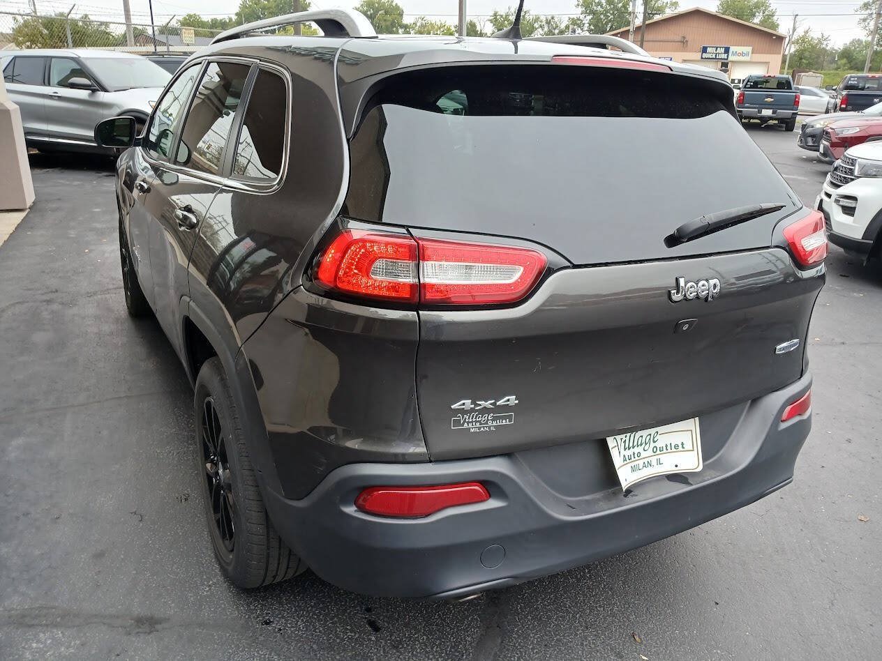Used 2016 Jeep Cherokee Latitude w/ Cold Weather Group AWD/4WD image 12