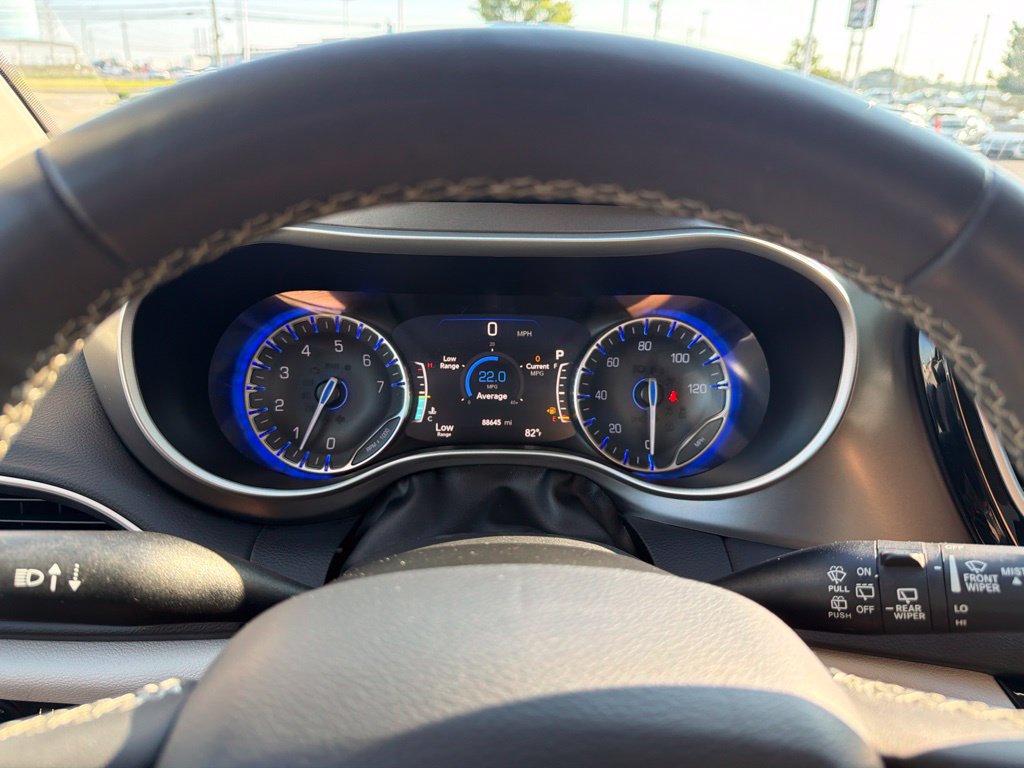 Used 2023 Chrysler Pacifica Touring-L FWD image 19