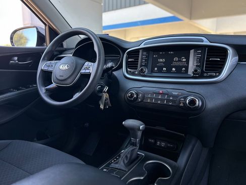 Used 2020 Kia Sorento LX image 5