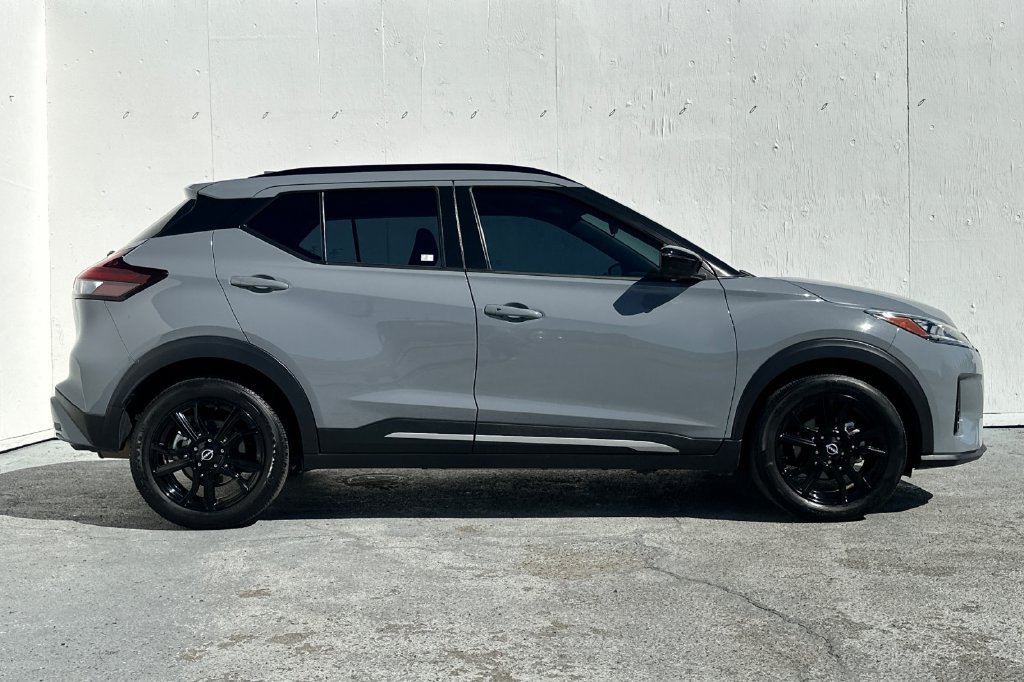 Used 2023 Nissan Kicks SR FWD image 2