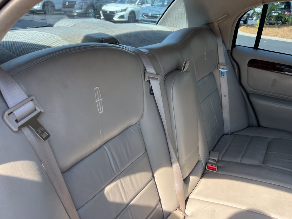 Used 1999 Lincoln Town Car Executive RWD image 19