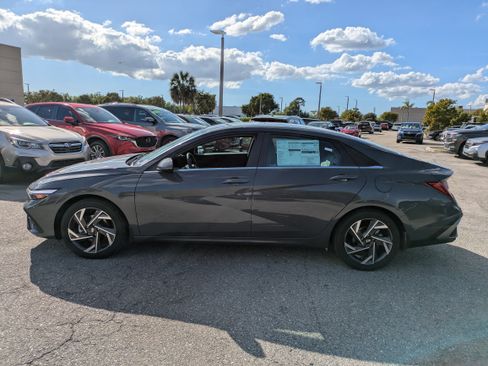 Used 2025 Hyundai Elantra Limited image 8