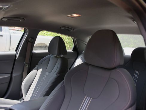 Used 2023 Hyundai Elantra SEL w/ Cargo Package FWD image 8