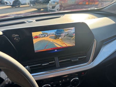 Used 2025 Chevrolet Trax LT image 17