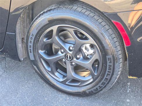 Certified 2022 Chrysler Pacifica Touring-L w/ Uconnect Theater Family Group image 19