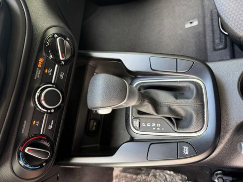 Used 2025 Kia Soul LX w/ LX Technology Package FWD image 36