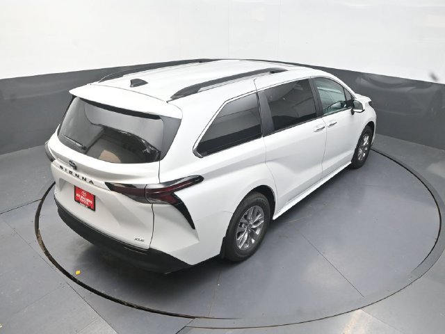 Used 2026 Toyota Sienna XLE FWD image 28