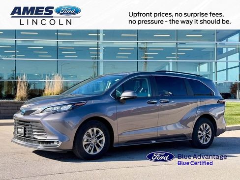 Used 2024 Toyota Sienna XLE image 1