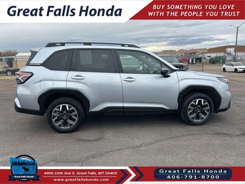 Used 2025 Subaru Forester Premium image 9