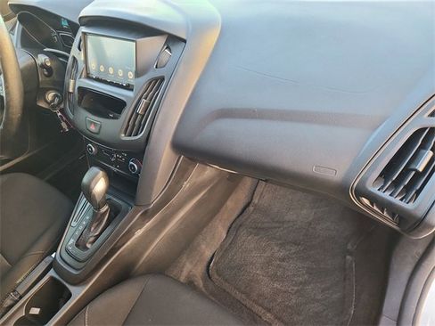 Used 2018 Ford Focus SE image 25